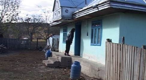 Barbat spanzurat de frica puscariei. Vecinii spun ca si-ar fi lasat fiica insarcinata