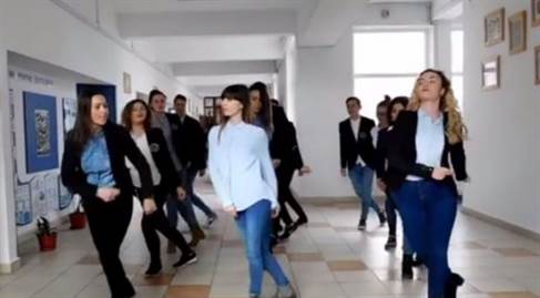 A început competiția flashmob-urilor. Colegiul “Unirea”, primul din județul Iasi
