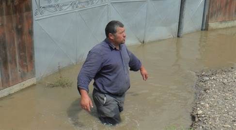Gospodarii izolate de santuri pline cu apa – FOTO