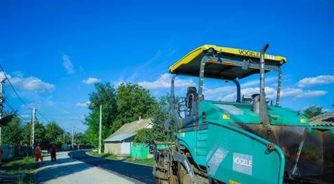 Se toarna asfalt in satul Cozmesti, comuna Stolniceni-Prajescu