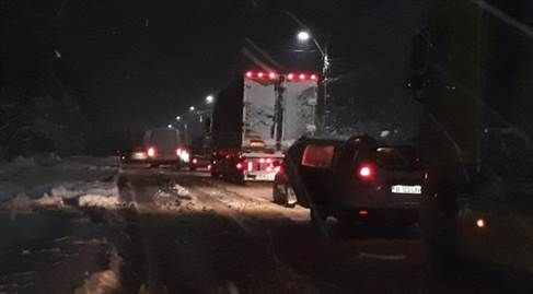 Probleme in prima zi de iarna din acest sezon. Restrictii de trafic si drumuri blocate