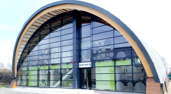 Bazinul de înot va fi deschis anul viitor