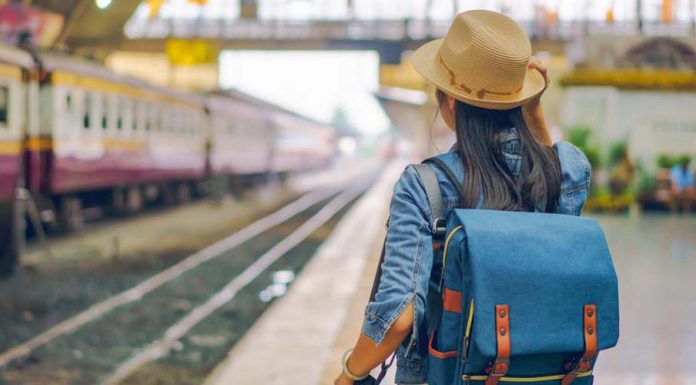 Studenții pot cumpăra din nou online bilete și abonamente de tren cu reducere