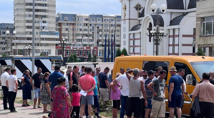 Nemulțumiri după închiderea centrului pentru „Zilele Pascaniului”. Scena pentru spectacole, aproape de intrarea in biserica. Pantazi: Este un abuz…!