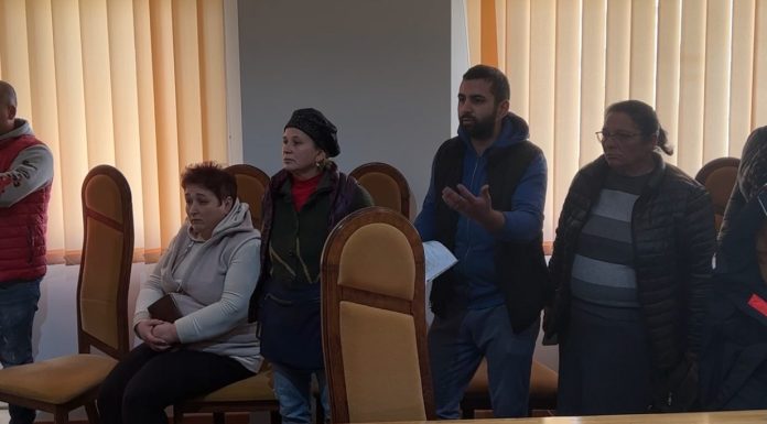 Bataie de joc la adresa comerciantilor din Piata Vale Pascani. Primarul se razbuna pe cei care au indraznit sa isi ceara drepturile – VIDEO