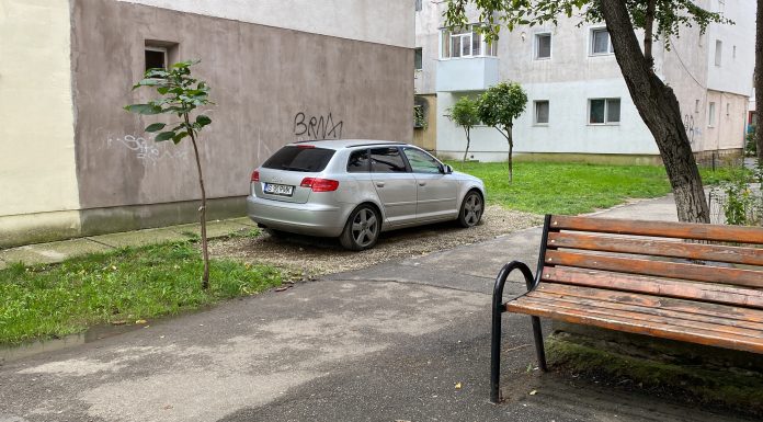 Bataie de joc: Politistul local care si-a amenajat o parcare pe spatiul verde, sanctionat cu “avertisment in scris”
