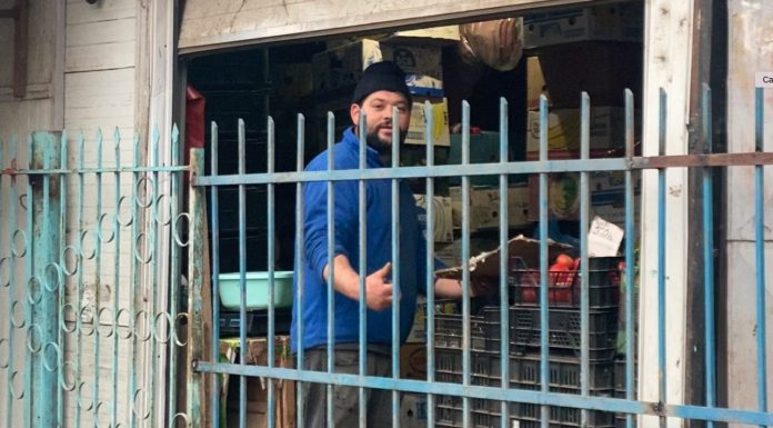 Primarul a ordonat sudarea gardului, pentru ca pietarii sa nu mai aiba vad la strada. Toata lumea in mizeria din piata!