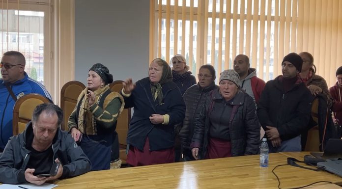 Pietarii din zona Vale Pascani, cu marfa in ploaie, dupa „Operatiunea Evacuarea”