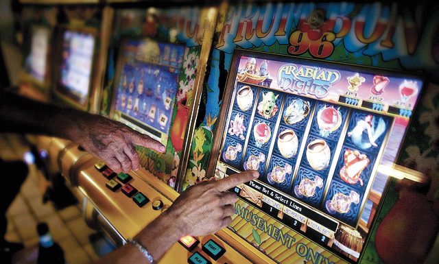 Fără păcănele lângă școli, grădinițe sau parcuri! (P)