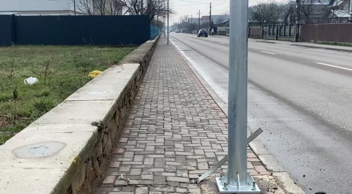 Stalpi de iluminat, pe mijlocul trotuarului – strada Garii, Pascani