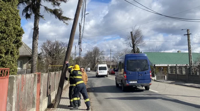 Stalp de telecomunicatii, rupt de vant