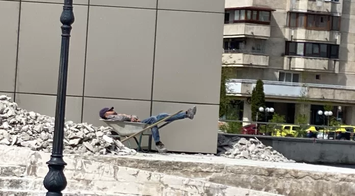 Bani multi, treaba putina, la terasa din fata Primariei Pascani