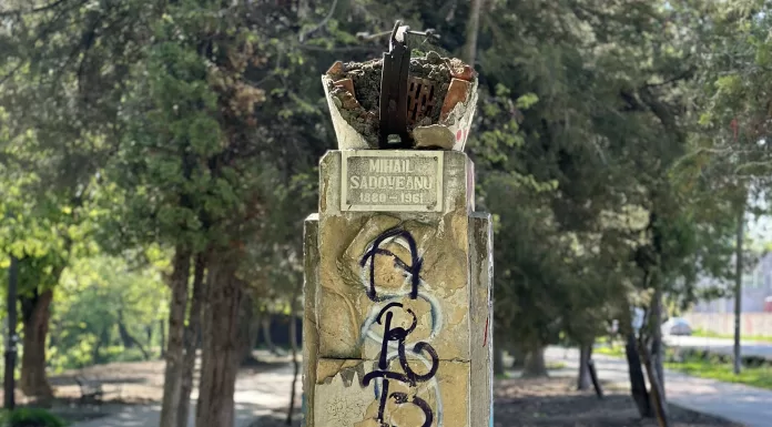 Bustul lui Sadoveanu, fara cap. Portretul lui Ratoi, in muzeul municipal