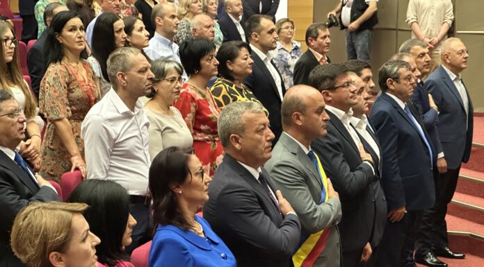 Festivitatea de deschidere a Zilelor Pașcaniului, într-o sala închisă pentru lipsa conditiilor de securitate la incendiu