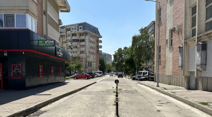 Sens unic cu mașini si pietoni pe trotuar