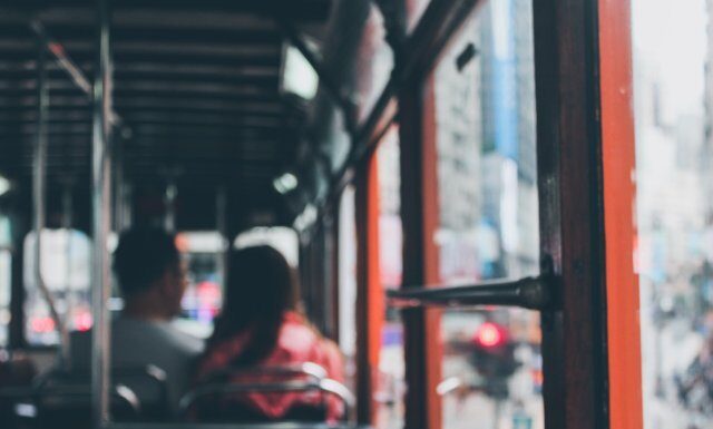 Este sau nu legală decontarea navetei de către primării? Prefectura atacă „în masă” deciziile, dar pierde „la foc automat”