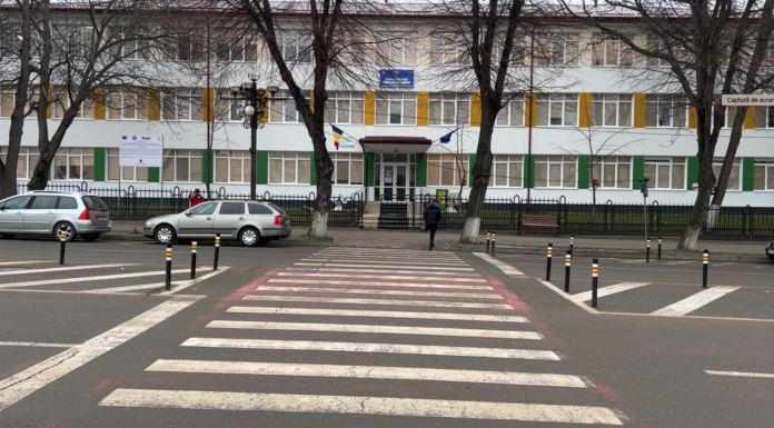 Semafoare la doua treceri de pietoni