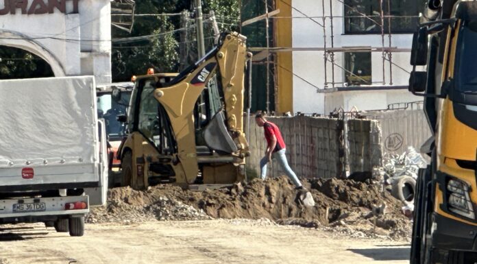 „Doreii” cu excavatoarele rup cablurile si țevile. Nu sunt hărți, avize eliberate aiurea