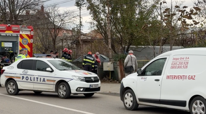 O mașină a lovit o țeavă de gaz, pe strada Fântânele din Pașcani – FOTO