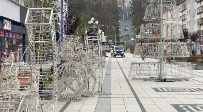 Pașcaniul se îmbracă de sărbători. A început montarea iluminatului festiv