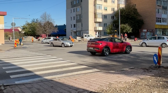 Haos în traficul rutier, pe strada Moldovei. Lucrări la alte două sensuri giratorii