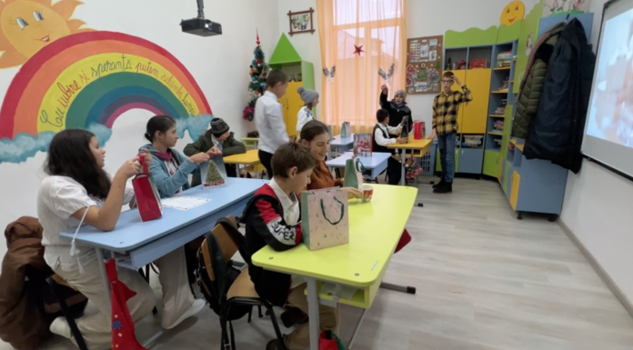 FOTO Moș Nicolae a venit la elevii speciali din Pașcani. Ajutoare au fost liceenii de la Colegiul Sadoveanu