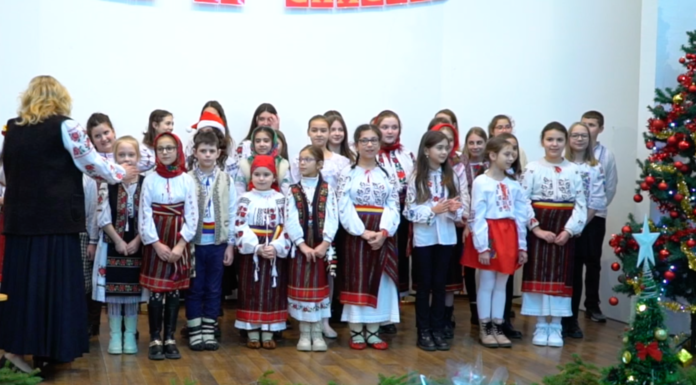 VIDEO Târg de Crăciun cu strângere de fonduri la Hârlău. Elevii de la Școala Gimnaziala Petru Rareș își doresc un foișor în curtea unității