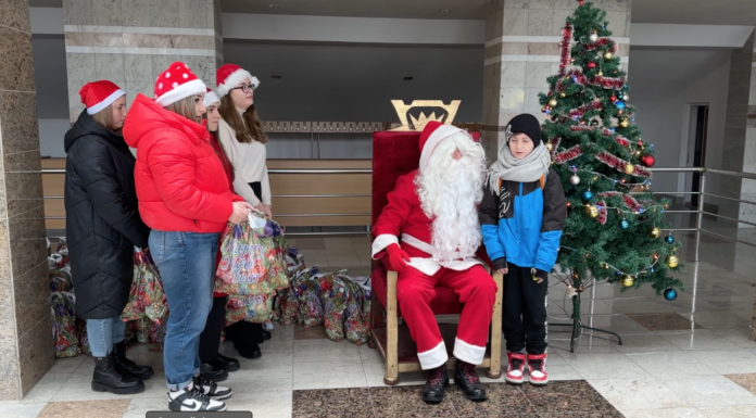 Moș Crăciun a împărțit cadouri la Primăria Pașcani