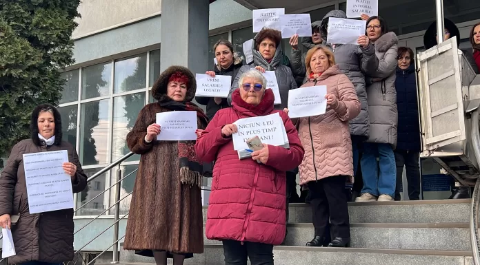 Protest în fața Judecătoriei Pașcani. Grefierii își cer drepturile