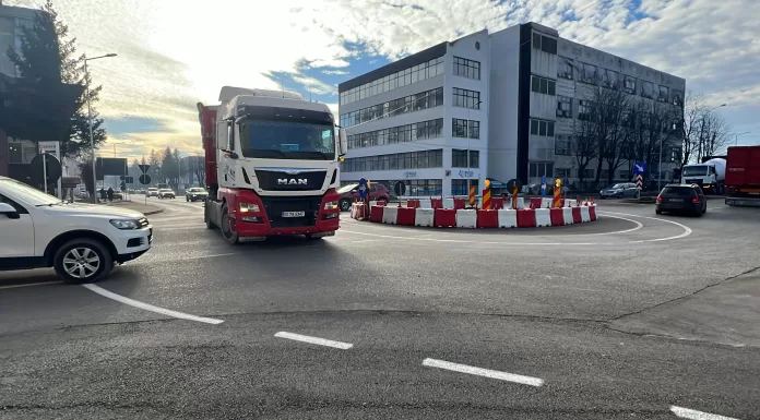 Comercianții din zona Lidl – Kaufland invitați să amenajeze definitiv sensurile giratorii de pe Moldovei