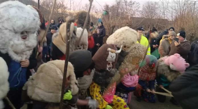 Tradiționala încăiere de la Ruginoasa, sub control. Tinerii și-au prezentat obiceiul fără bătaie – FOTO/VIDEO