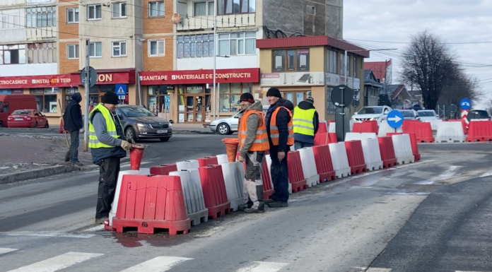 Balizele luate de vânt au fost umplute cu nisip – VIDEO