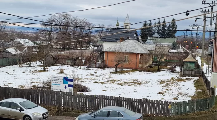 Pregătiri pentru amenajarea unei zone de relaxare și parcare, în fața Primăriei din Cristești. Vezi anunțul administrației locale