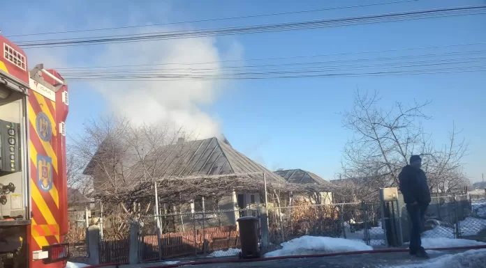 Incendiu la o casă de pe strada Fântânele din Pașcani