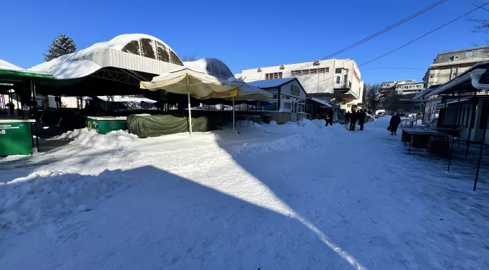 Piețe înghețate și pustii în Pașcani. Tarabe pline cu zăpadă