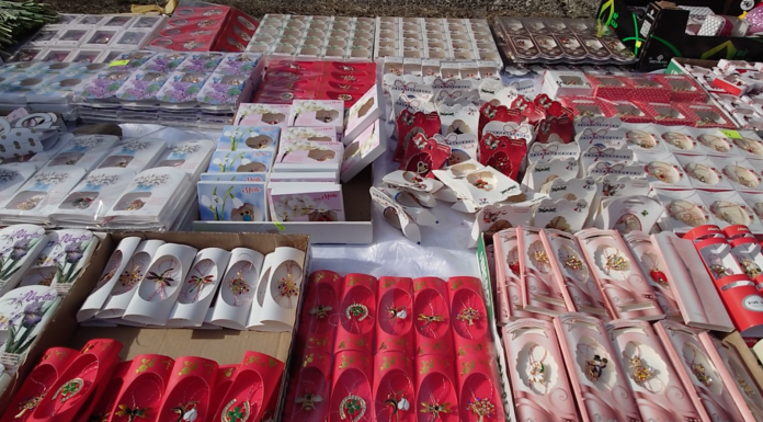 Mărțișoarele tradiționale, tot mai puțin căutate. Simbolurile primăverii pe tarabele din Pașcani