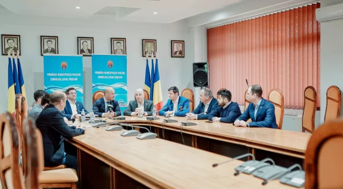 Conferință cu o armată de politicieni, pentru 1,5 km de asfalt. Cum rămâne cu restul străzilor de pământ?