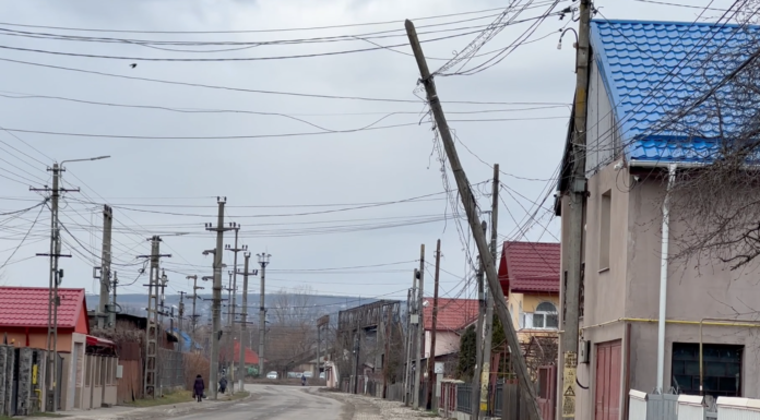 Pericol pe strada Unirii. Un stâlp agățat în fire stă să cadă