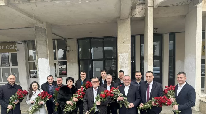 Flori pentru sărbătoritele zilei din partea PSD Pașcani – FOTO/VIDEO