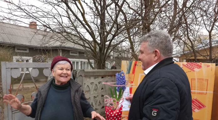 Ziua Femeii, sărbătorită la Ruginoasa. Un gând bun, flori și mărțișoare pentru localnice -FOTO