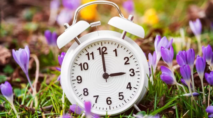 Când trecem la ora de vară în anul 2025. Ora 03:00 va deveni 04:00
