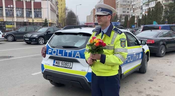Flori din partea polițiștilor pentru șoferițe – VIDEO
