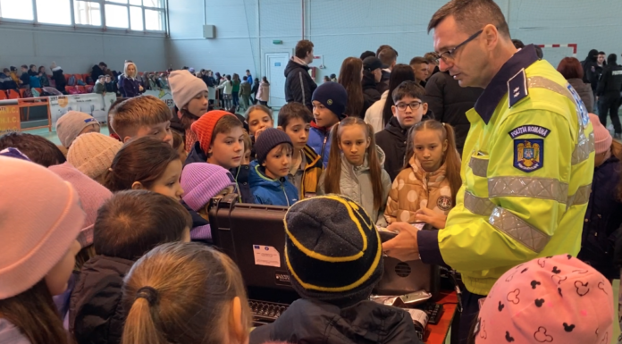 Ziua Poliției Române, sărbătorită la Pașcani. Standuri de prezentare cu arme, laboratorul criminalistic, exerciții demonstrative cu câinii polițiști FOTO/VIDEO