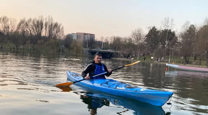Un tânăr din Soci, țintuit în scaunul cu rotile, se pregătește pentru campionatul național de canoe paraolimpic. Are nevoie, însă, de ajutor pentru echipamente