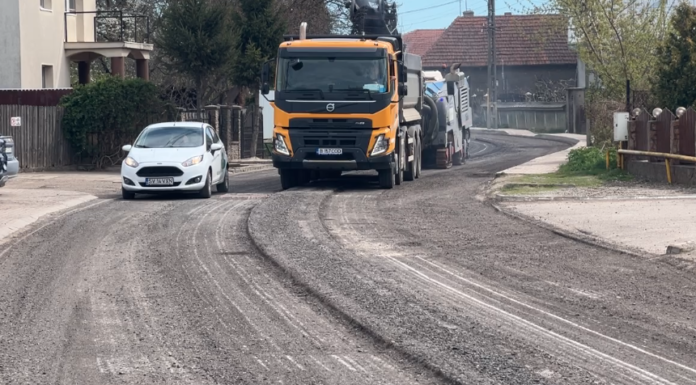 A început marele proiect de asfaltare, în Hârlău. 15 străzi vor fi modernizate