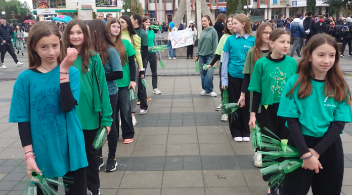 Ziua Pământului, sărbătorită la Pașcani. Sute de liceeni de la „Miron Costin”, la pas prin oraș – FOTO