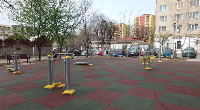 Spațiul de joacă de la blocul C5 din zona Deal Pașcani, a fost deschis