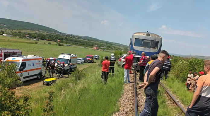 Mașină târâtă pe calea ferată, la Bădeni. Șoferul și un copil au fost răniți