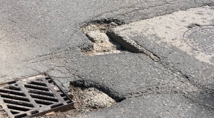 Străzi principale din Pașcani, pline de gropi. Șoferii fac slalom pentru a le ocoli – FOTO