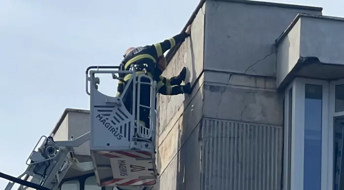 Pericol public pe străzile municipiului. Cade tencuiala de pe blocuri – FOTO